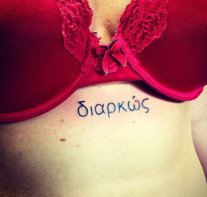 Tatuaggio con parola greca Continuamente