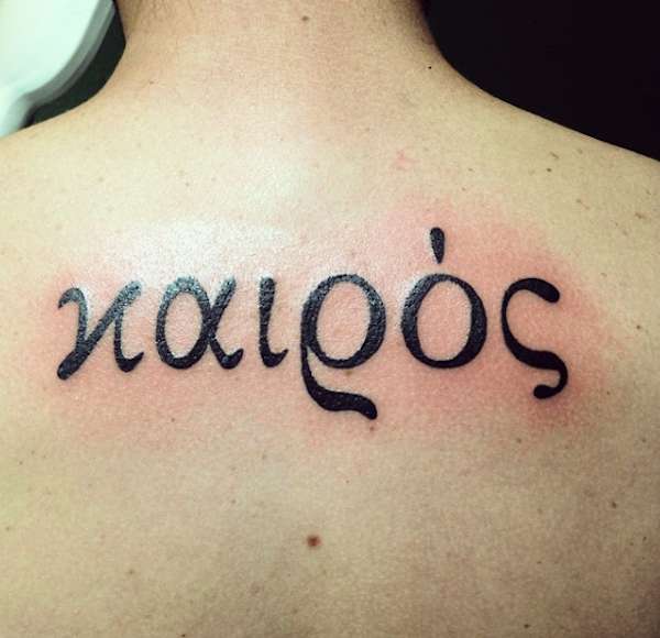 Tatuaggio con parola greca Momento giusto