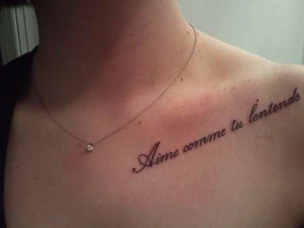 Tatuaggio frase francese clavicola