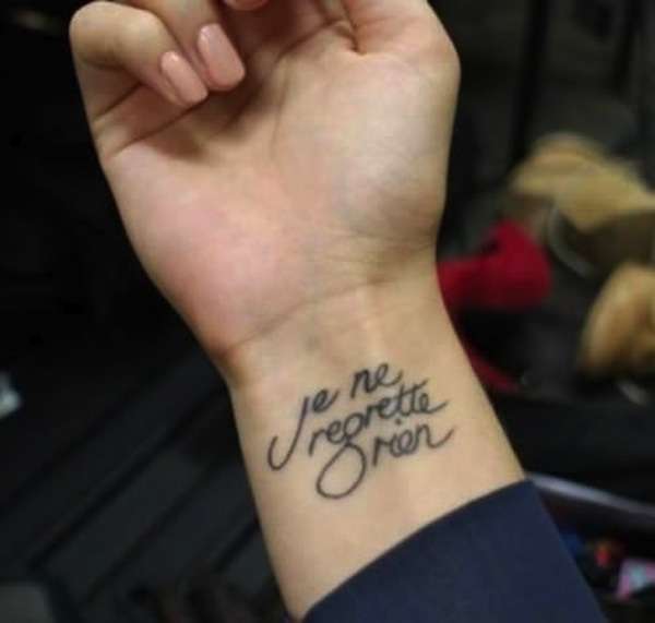 Tatuaggio frase francese Je ne regrette rien