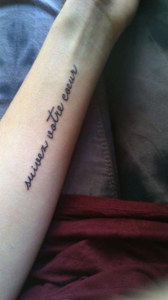 Tatuaggio frase francese sul braccio