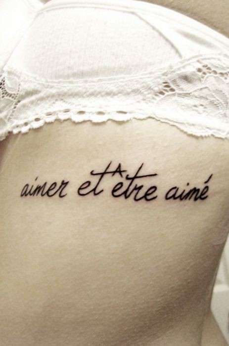 Tatuaggio frase francese sul fianco