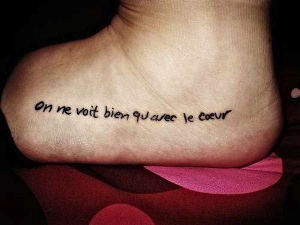 Tatuaggio frase francese sul piede