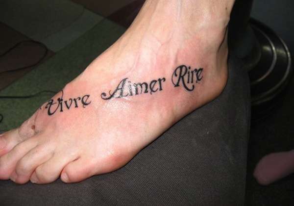 Tatuaggio frase in francese sul piede