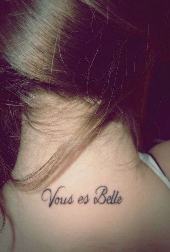 Tatuaggio in francese dietro al collo