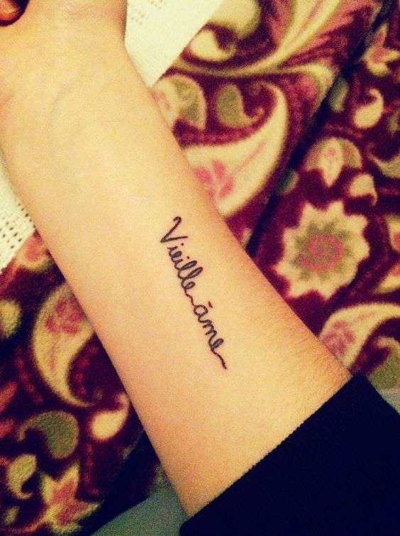 Tatuaggio in francese sul braccio