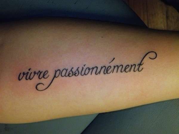 Tatuaggio in francese sul vivere con passione