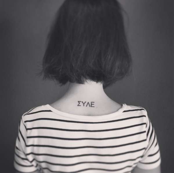 Tatuaggio in greco sul retro del collo