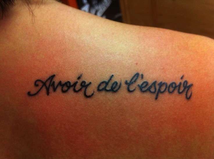 Tatuaggio scritta in francese sulla scapola