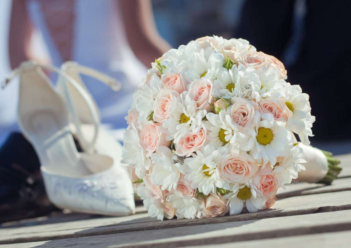 Bouquet con le rose e le margherite