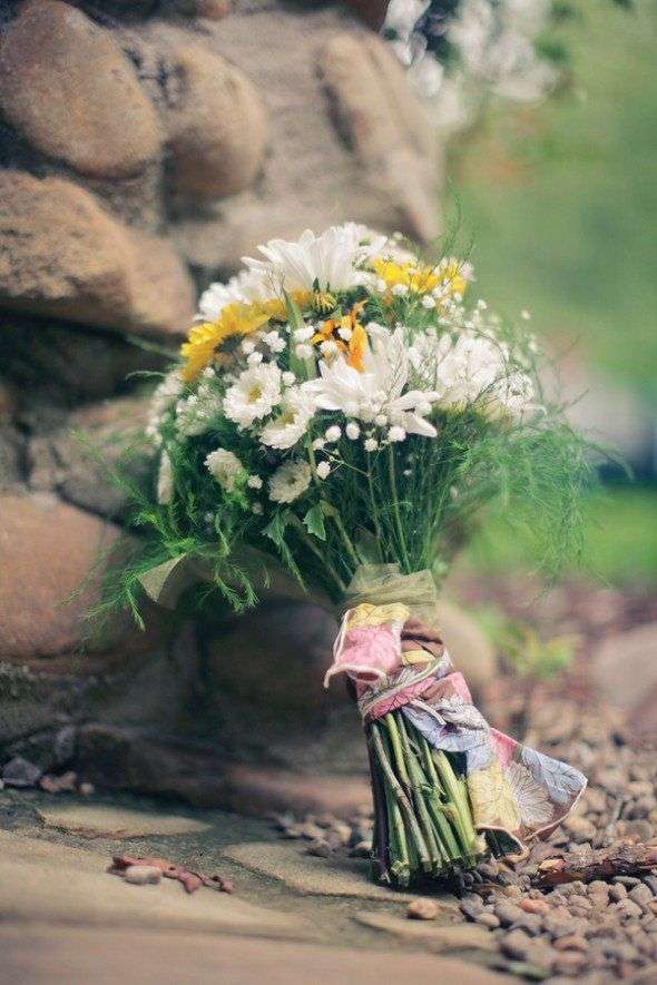 Bouquet con margherite e fiori colorati