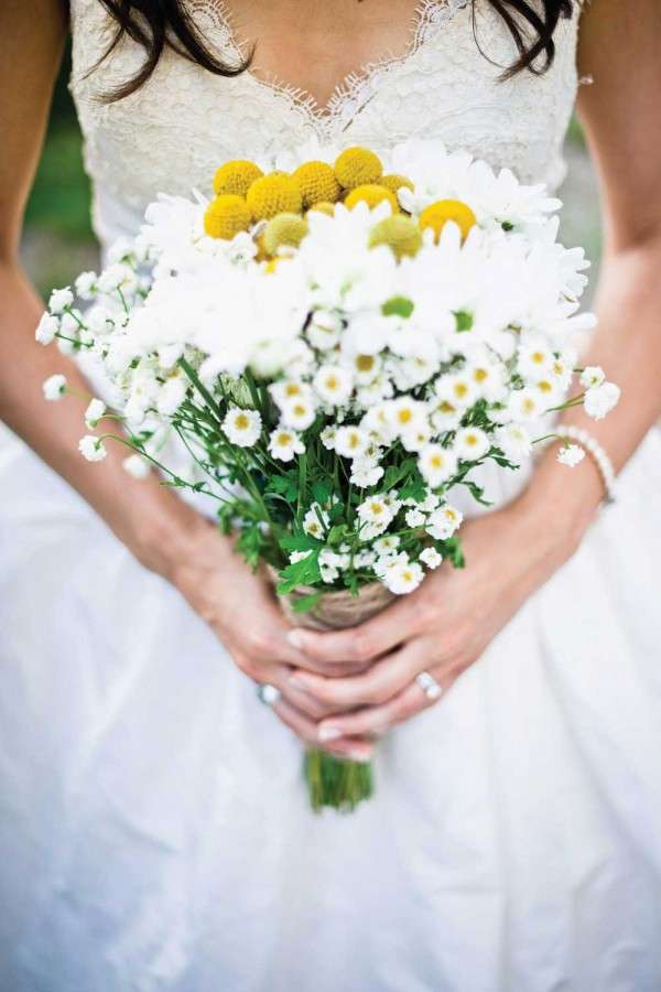 Bouquet con margherite e fiori gialli