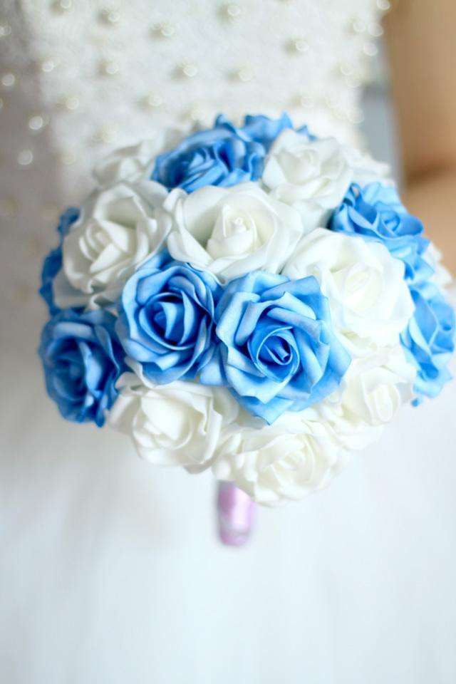 Bouquet con rose azzurre