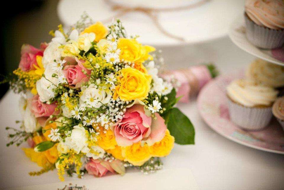 Bouquet con rose e fiori di campo