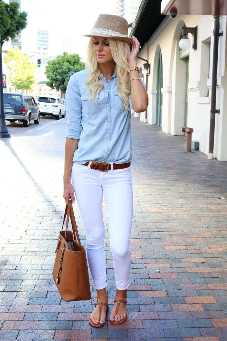Camicia di jeans e pantaloni bianchi