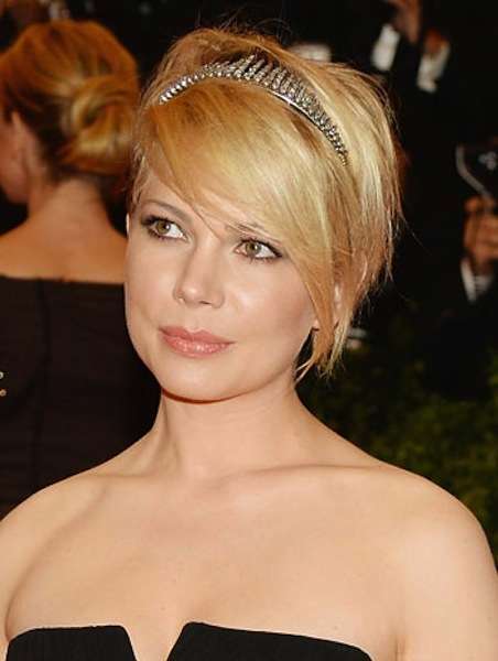 Capelli corti con fascia gioiello Michelle Williams