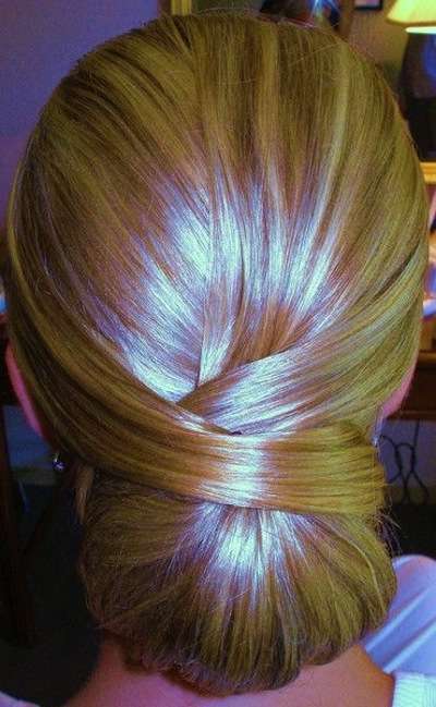 Chignon basso elegante con ciocche ad incrocio