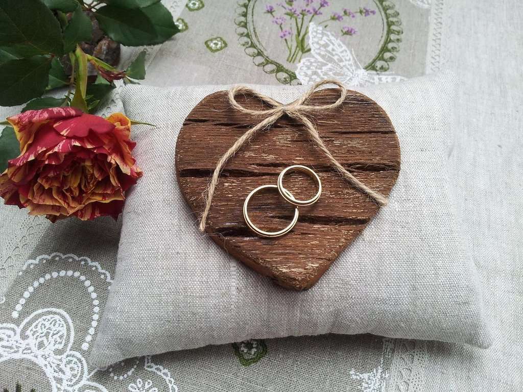 Cuscino con cuore in legno