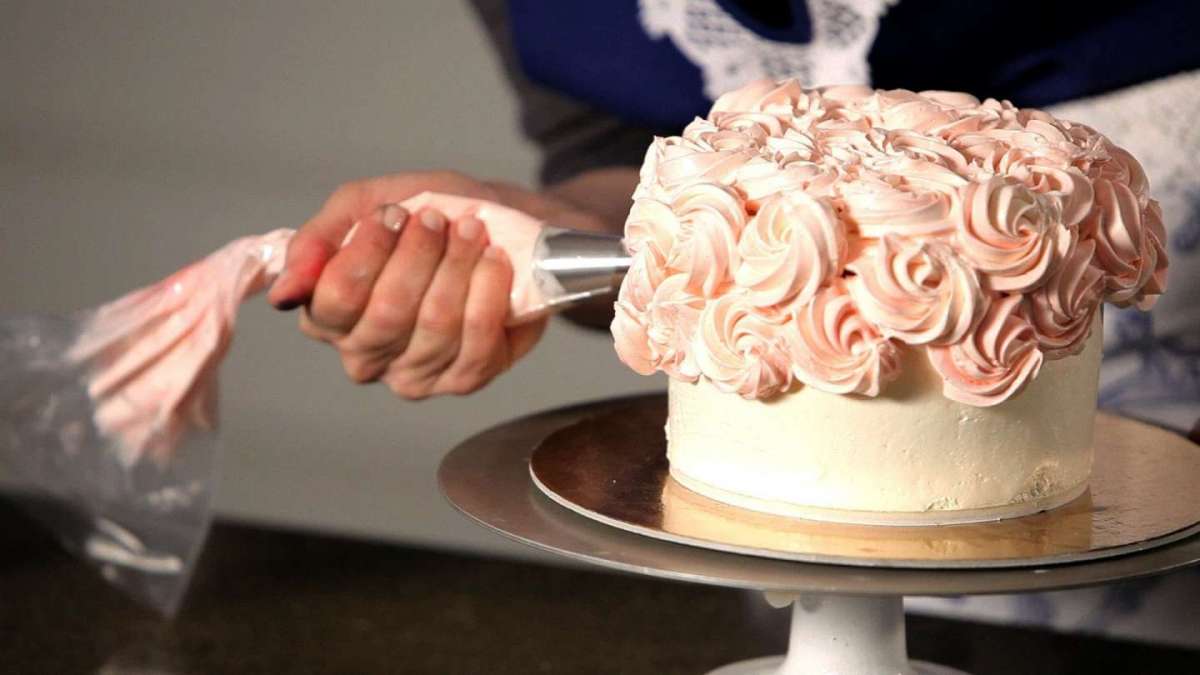 Decorazione rosa con panna