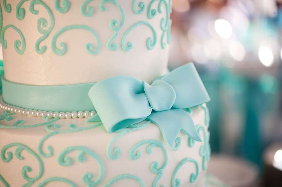 Dettaglio torta nuziale color tiffany