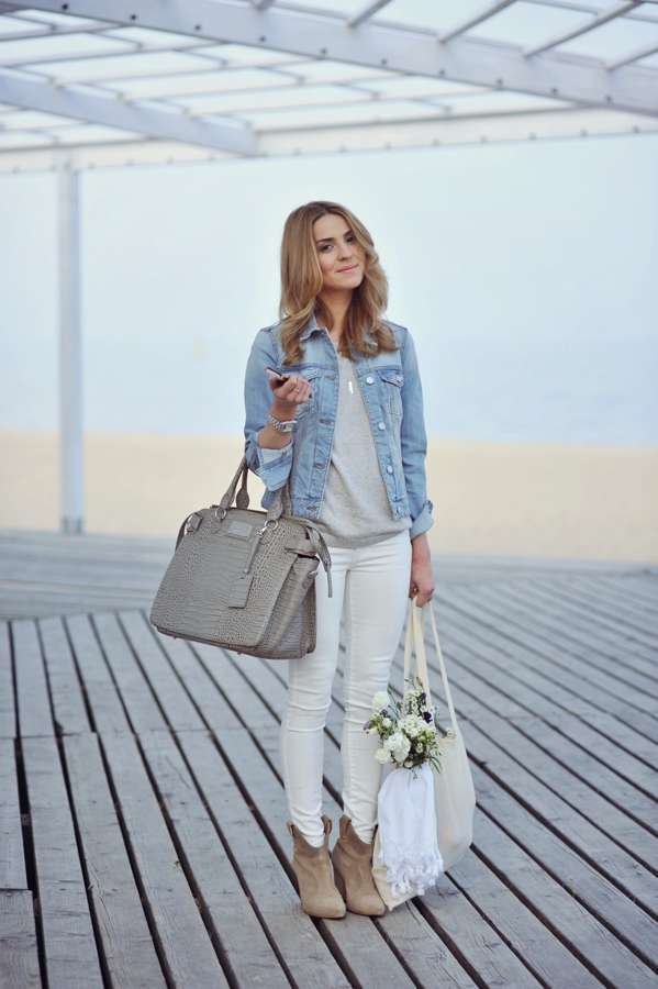 Giacca di jeans e pantaloni bianchi