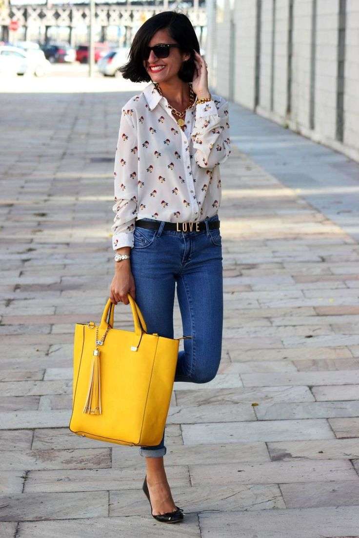 Il denim e gli accessori gialli