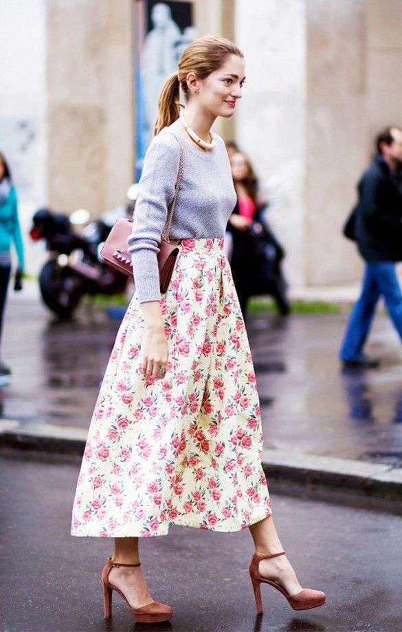 Look con gonna a fiori a vita alta