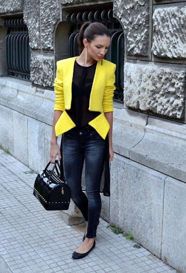 Look con jeans e giacca gialla