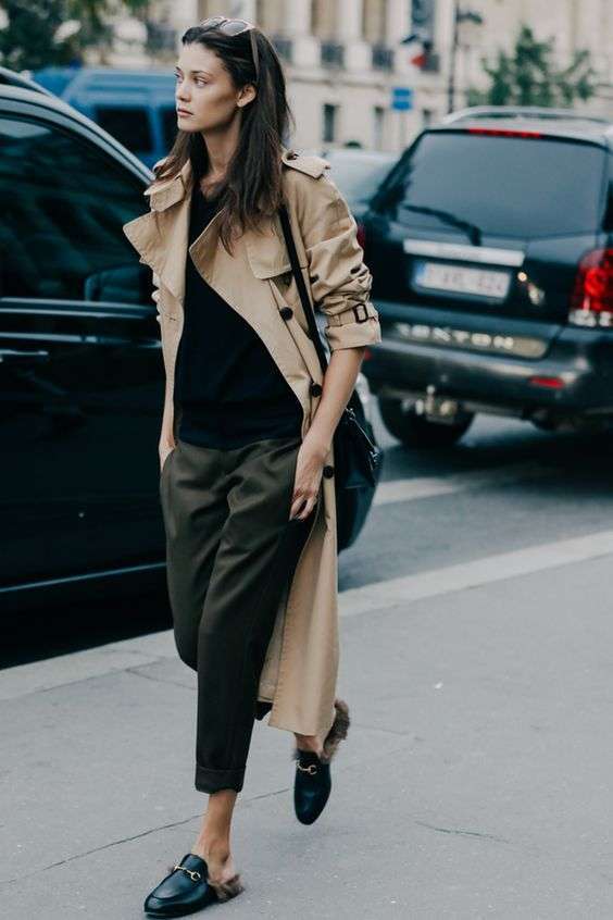 Look con trench e pantaloni culotte