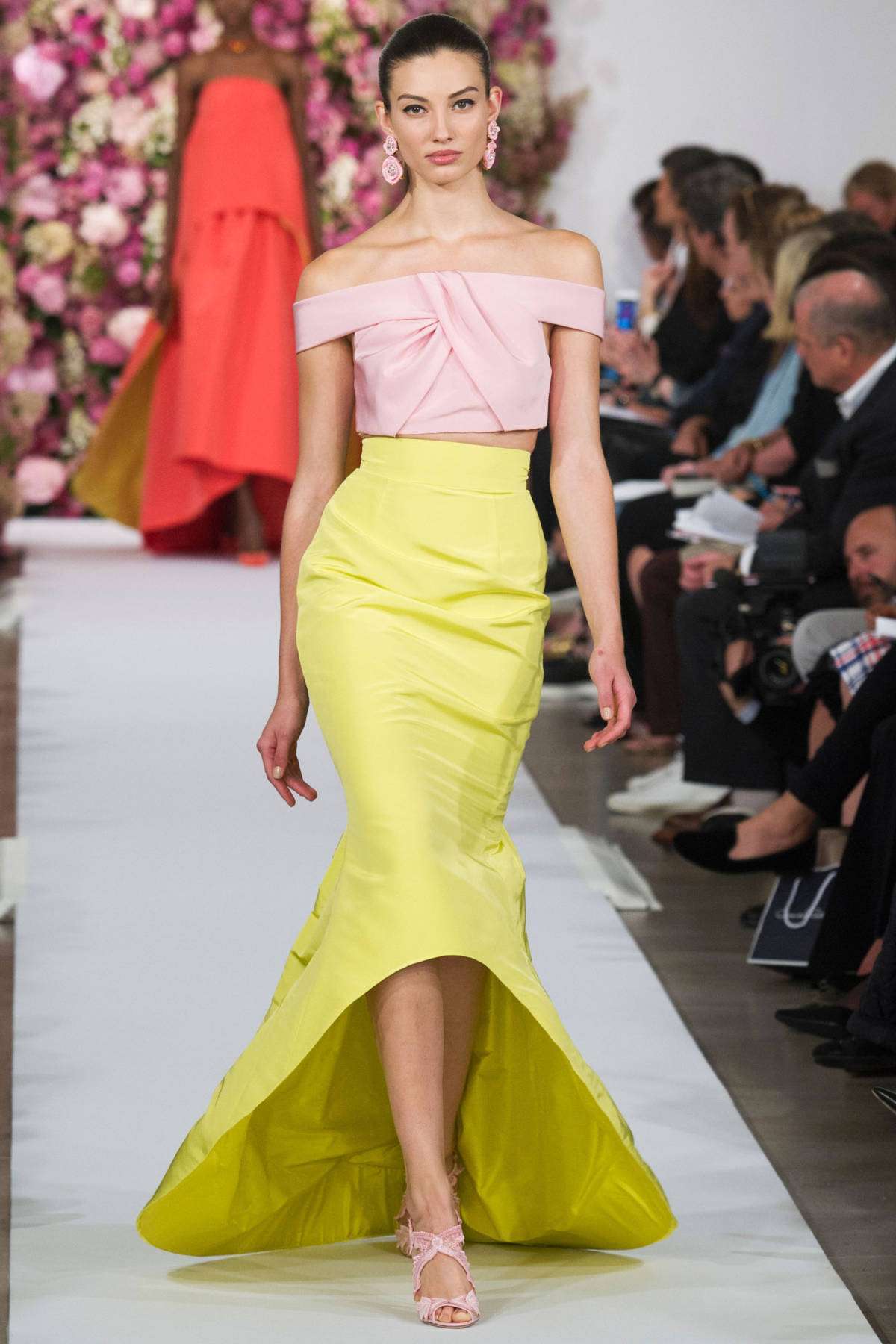 Look da occasione in rosa e giallo