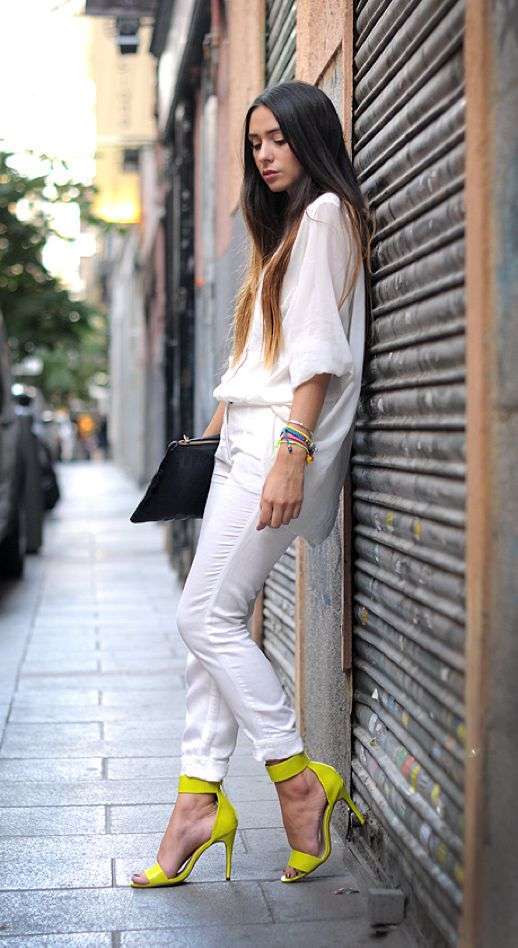 Look in total white con scarpe gialle