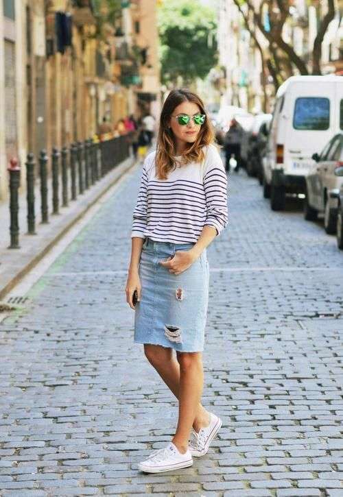 Look sporty chic con tubino in denim