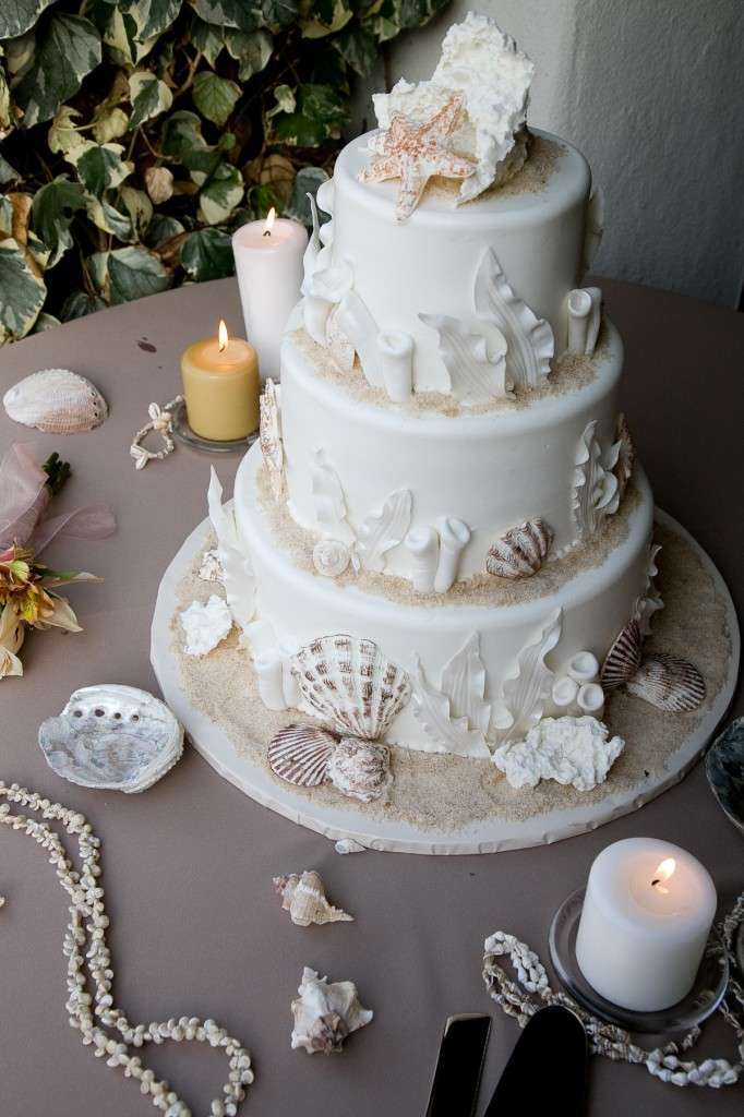 Torta bianca a tre piani a tema marino