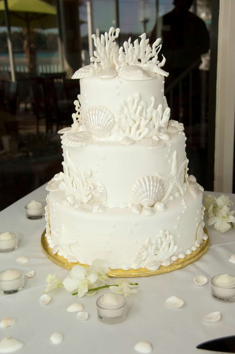 Torta bianca con decorazioni in tinta