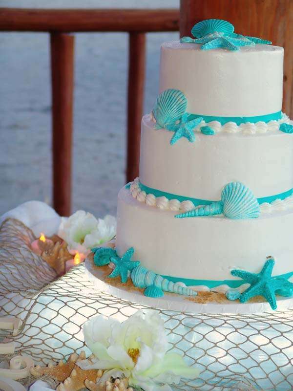 Torta con decorazioni azzurre