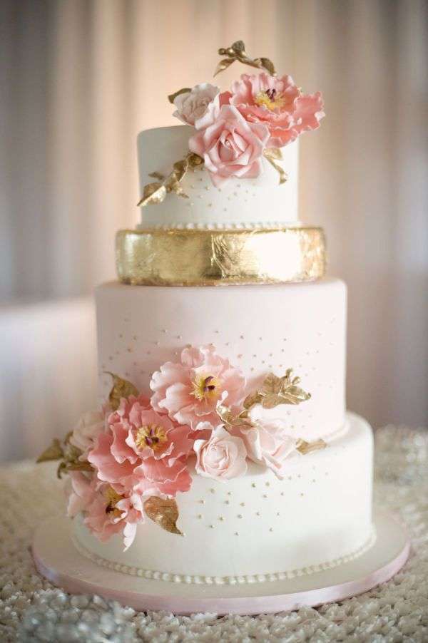 Torta nuziale bianca, rosa e oro