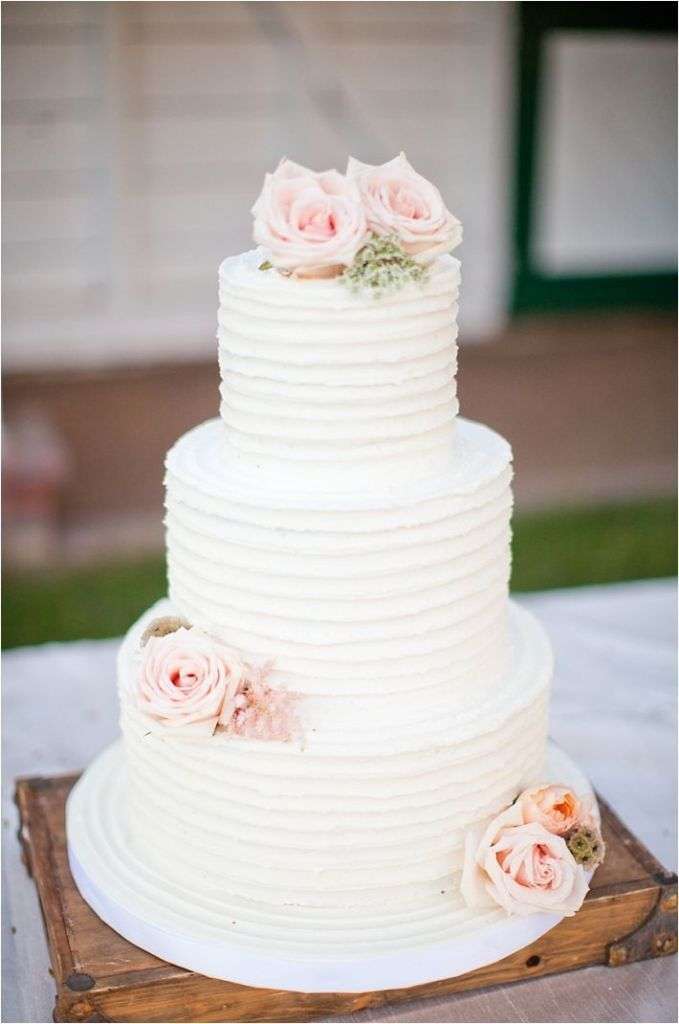 Torta nuziale con fiori rosa