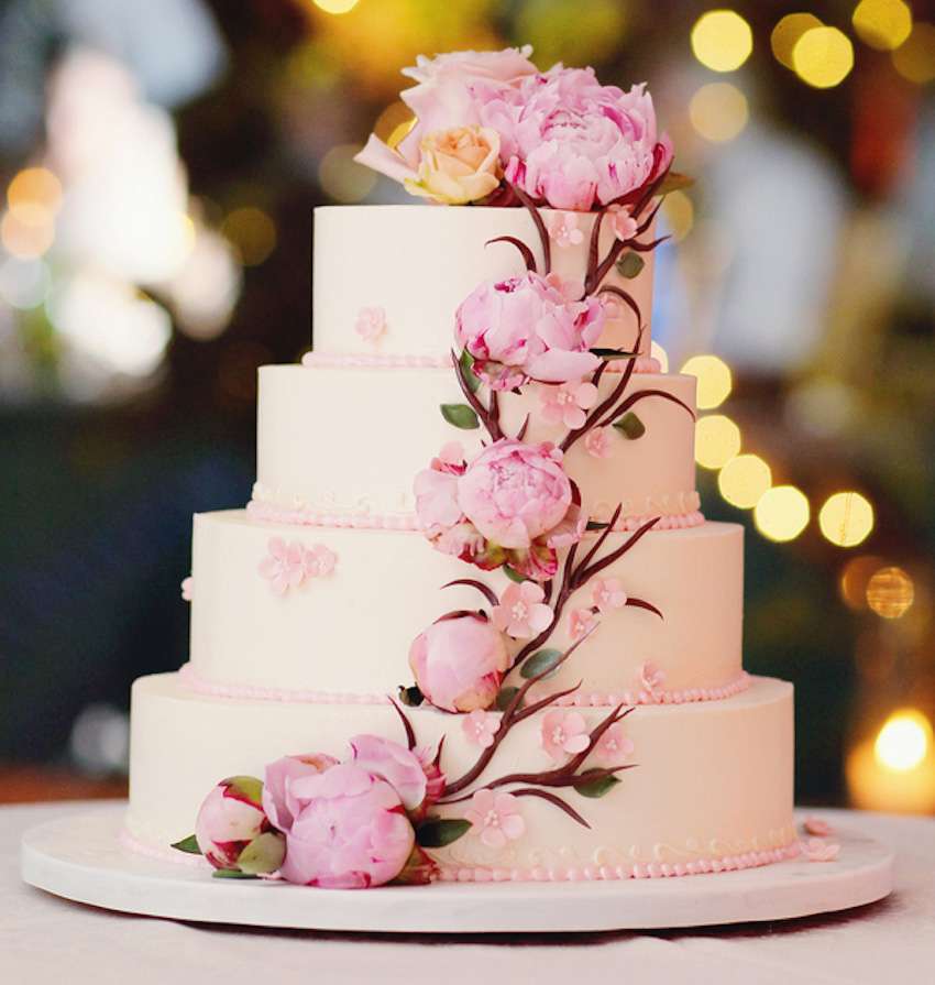 Torta nuziale con fiori veri