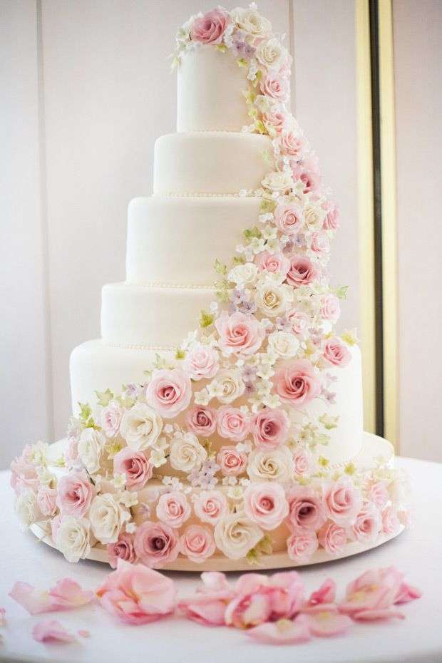 Torta nuziale con rose a cascata