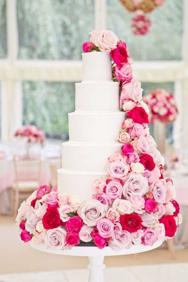 Torta nuziale con rose colorate