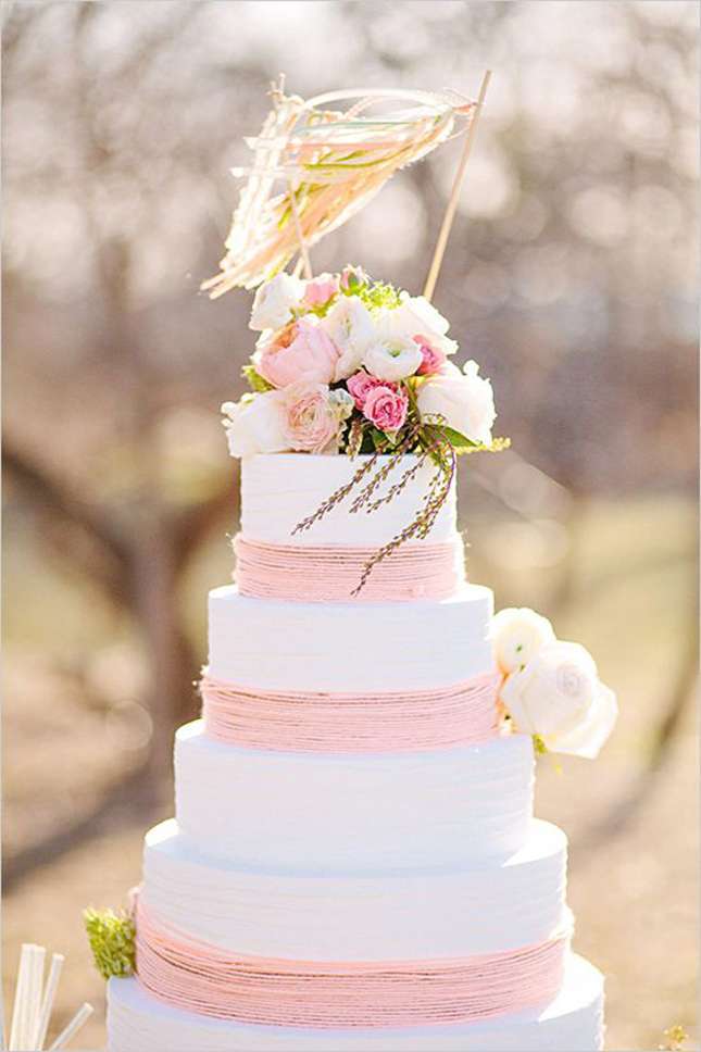 Torta nuziale estiva bianca e rosa