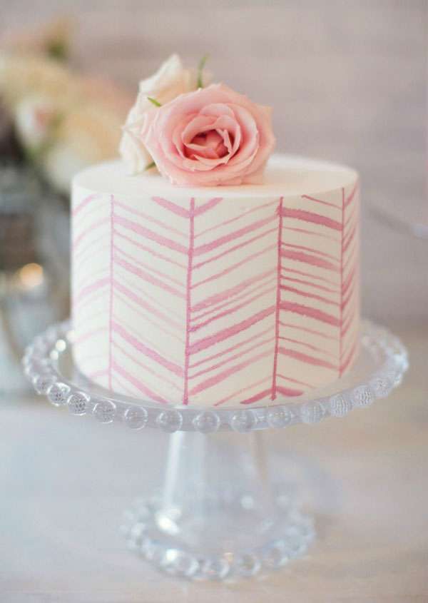 Torta nuziale minimal bianca e rosa