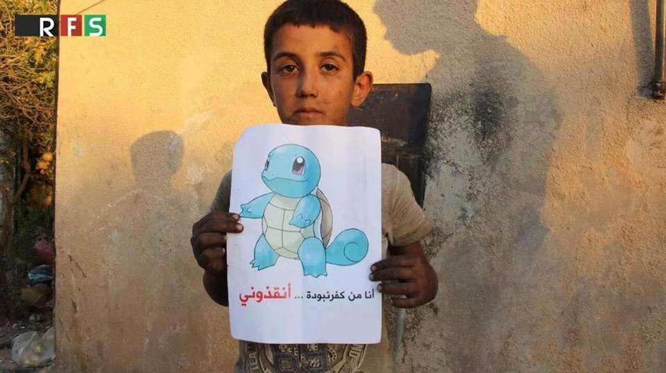 Un bambino siriano mostra un disegno dei Pokemon e lancia un appello