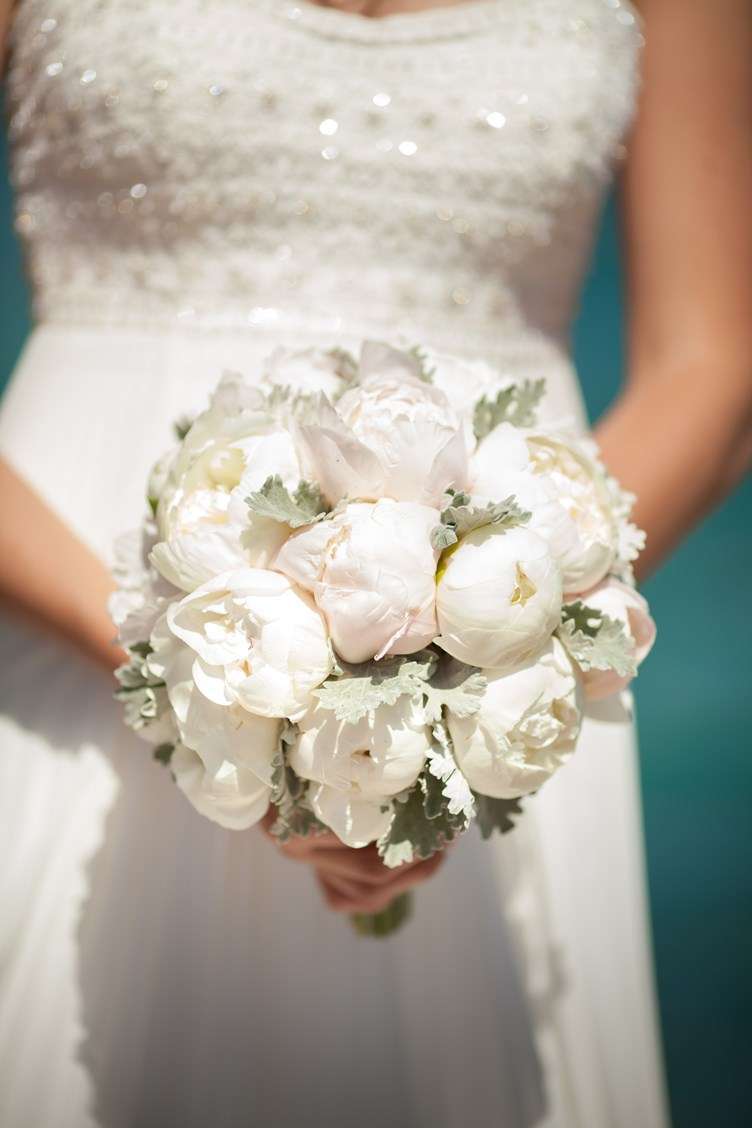 Bouquet bianco con peonie semichiuse