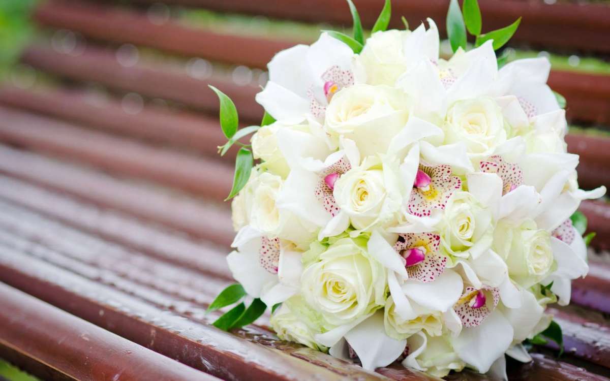 Bouquet bianco con peonie