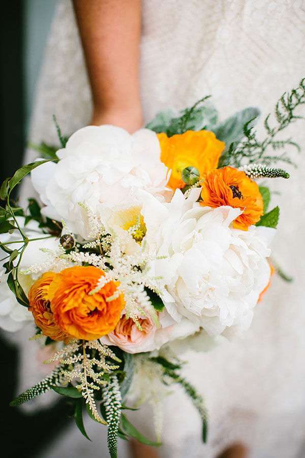 Bouquet con fiori gialli e bianchi