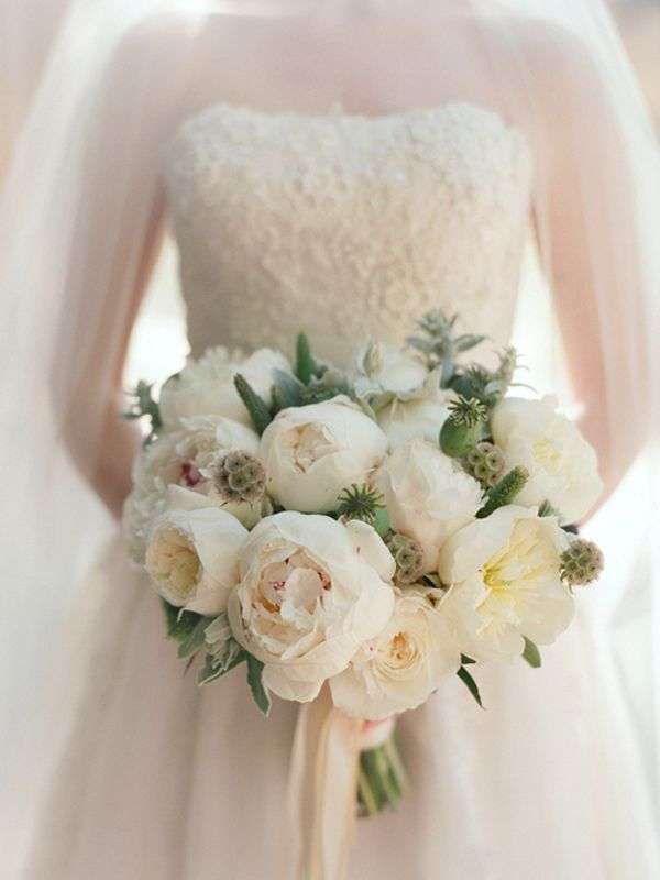 Bouquet con peonie bianche