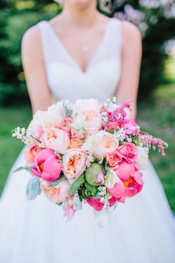 Bouquet con peonie di sfumature differenti