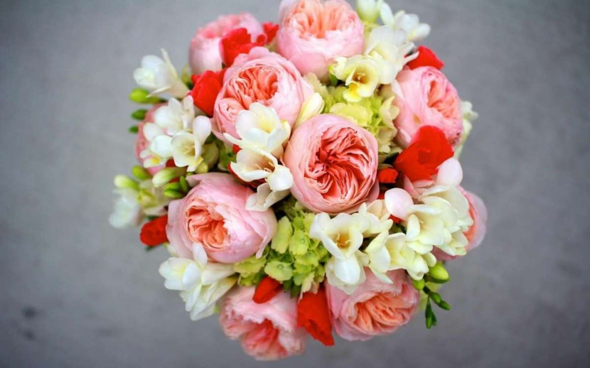 Bouquet con peonie e fresie