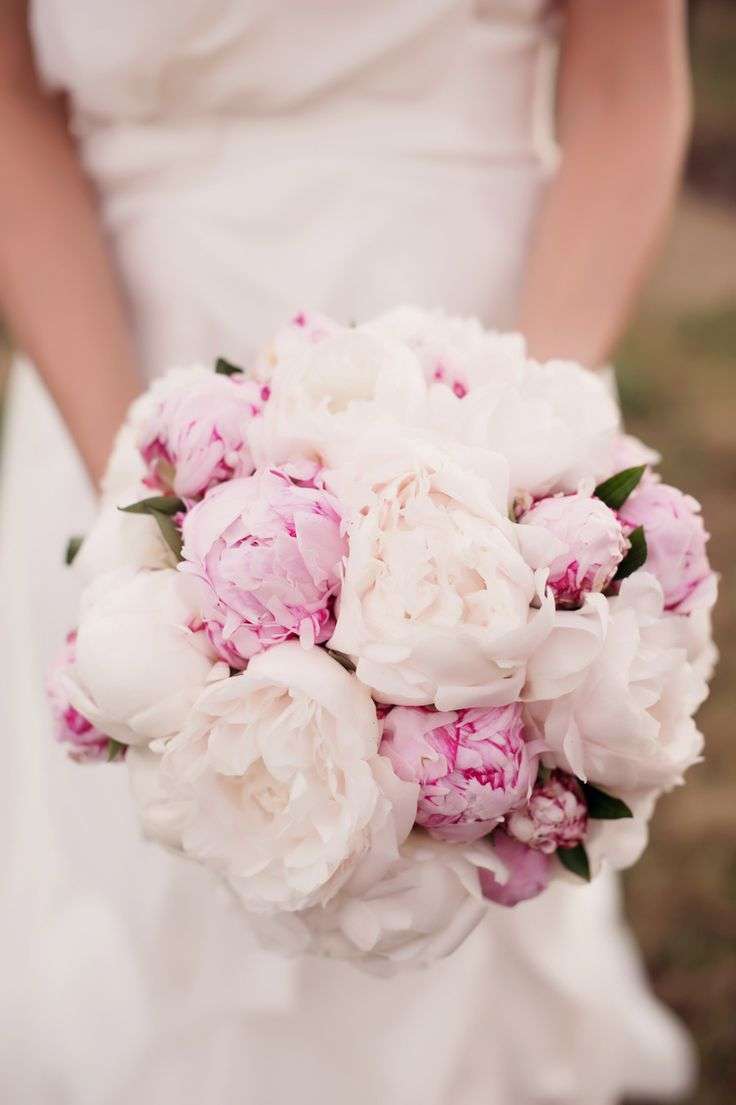 Bouquet con peonie e ranuncoli